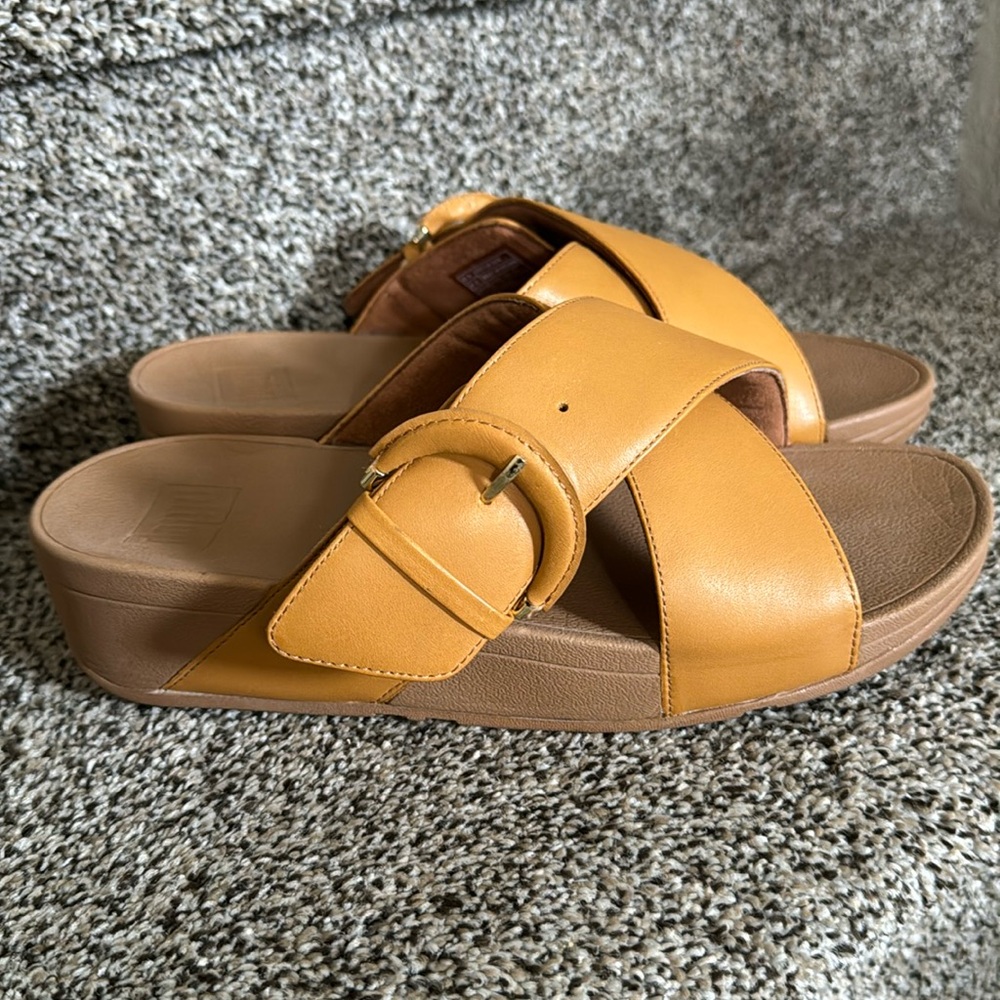 LIKE NEW FITFLOP SANDALS